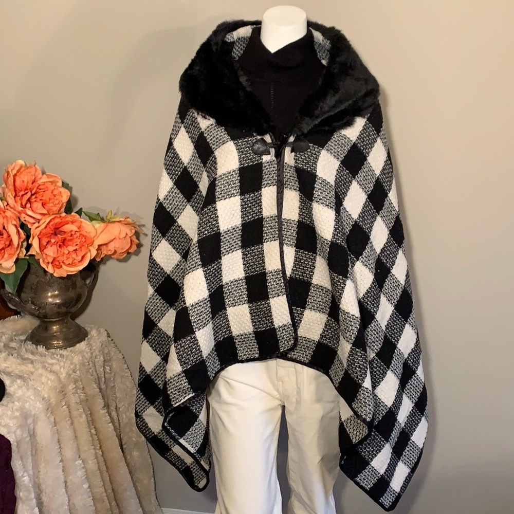 🖤🤍 Buffalo check Fashion Cape with faux fur collar OS